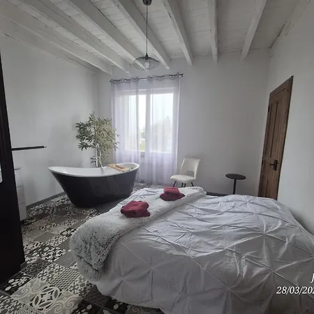 Holiday home Spacieuse Avec Piscine Et Climatisation Lacaze